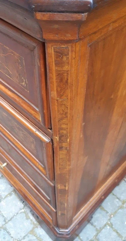 Commode lombarde à tiroirs, plaquée et marquetée