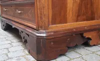 Commode lombarde à tiroirs, plaquée et marquetée