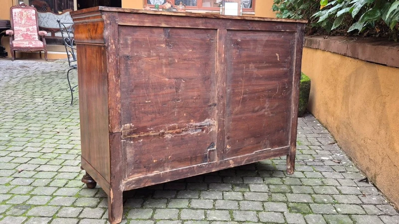 Buffet ancien d'Émilie de style Louis-Philippe, type « cappuccina »
