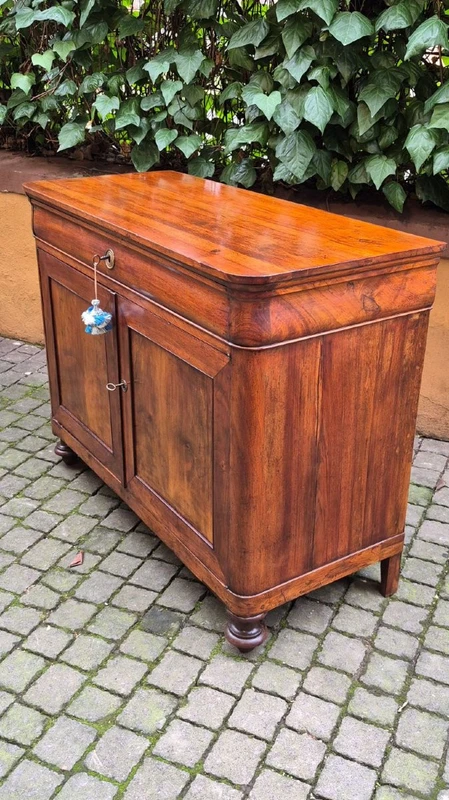 Buffet ancien d'Émilie de style Louis-Philippe, type « cappuccina »