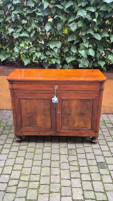 Buffet ancien d'Émilie de style Louis-Philippe, type « cappuccina »