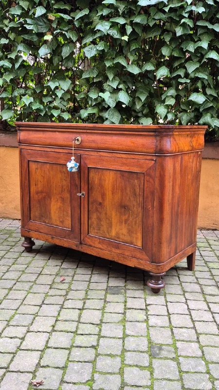 Buffet ancien d'Émilie de style Louis-Philippe, type « cappuccina »
