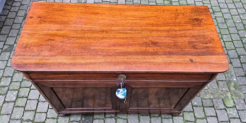 Buffet ancien d'Émilie de style Louis-Philippe, type « cappuccina »
