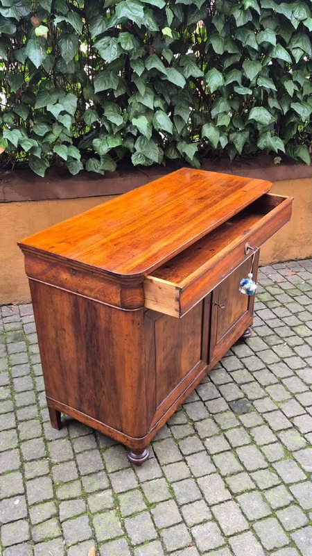 Buffet ancien d'Émilie de style Louis-Philippe, type « cappuccina »