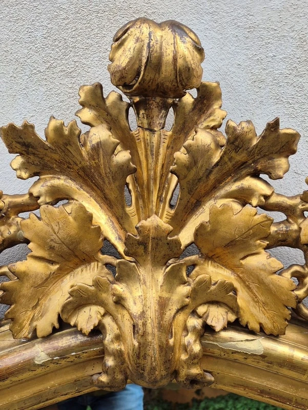 Miroir ancien piémontais doré avec corniche sculptée