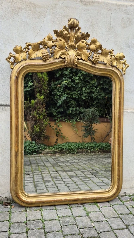 Miroir ancien piémontais doré avec corniche sculptée