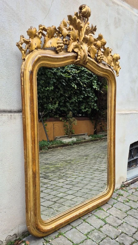 Miroir ancien piémontais doré avec corniche sculptée