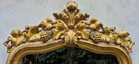 Miroir ancien piémontais doré avec corniche sculptée