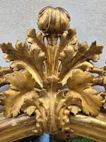Miroir ancien piémontais doré avec corniche sculptée