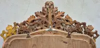 Miroir ancien piémontais doré avec corniche sculptée