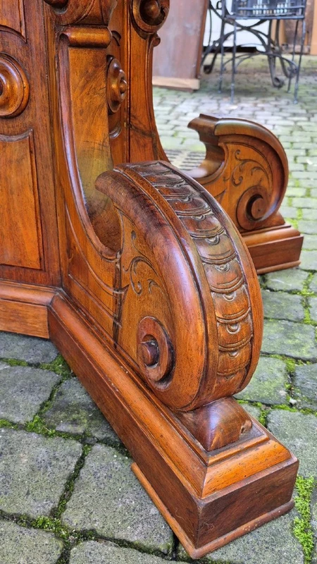 Antique extendable round walnut table, 2.7 meters