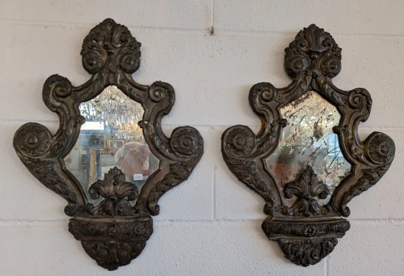 Coppia di specchierine in rame sbalzato e argentato Fine XIX secolo