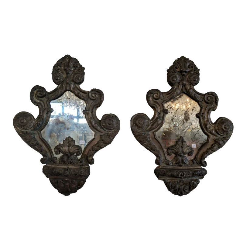 Coppia di specchierine in rame sbalzato e argentato Fine XIX secolo