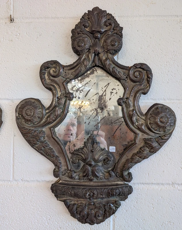 Coppia di specchierine in rame sbalzato e argentato Fine XIX secolo