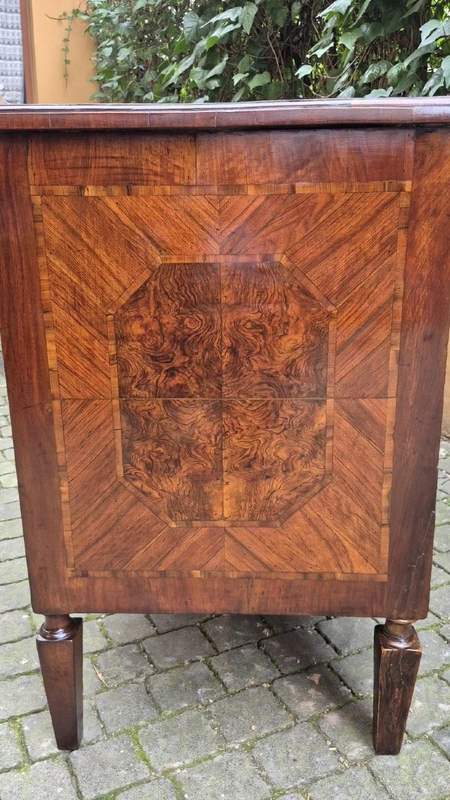 Antique Louis XVI-style chest of drawers from Emilia, with veneered and filleted panels