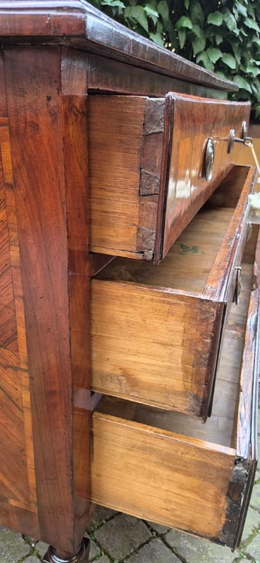 Antique Louis XVI-style chest of drawers from Emilia, with veneered and filleted panels
