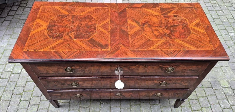 Antique Louis XVI-style chest of drawers from Emilia, with veneered and filleted panels