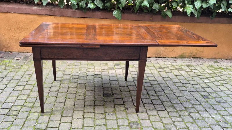 Antique 19th-century pull-out extendable table with spindle legs