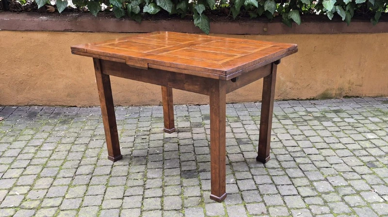 Antique extendable Empire-style table with a filleted tabletop