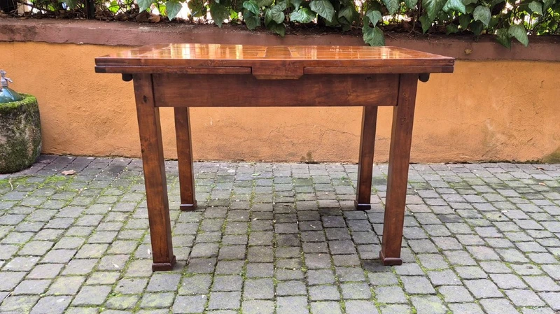 Antique extendable Empire-style table with a filleted tabletop