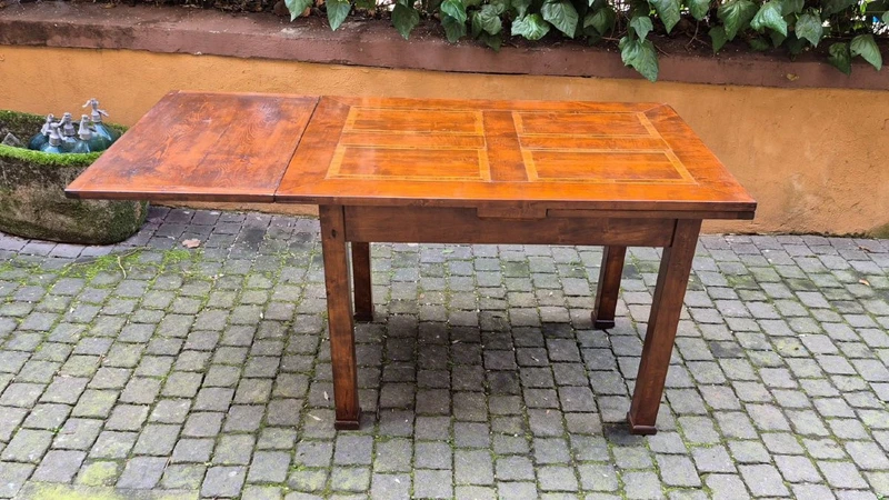 Antique extendable Empire-style table with a filleted tabletop