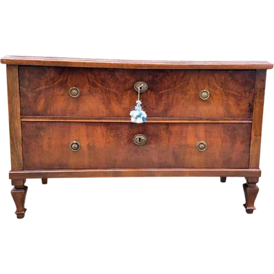 Commode ancienne à deux tiroirs, plaquée de noyer et de ronce de noyer
