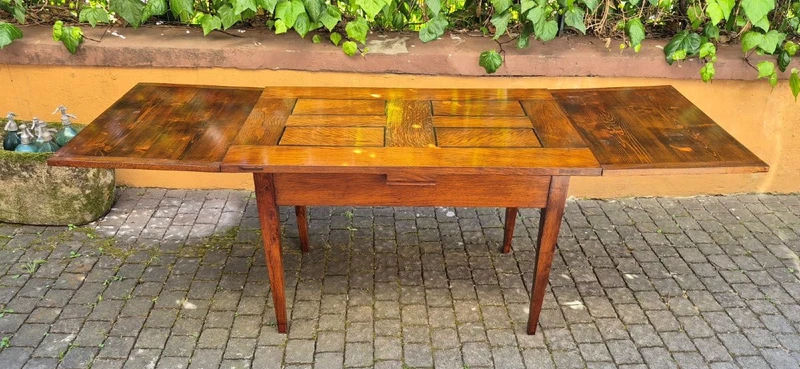 Antique 19th-century extendable table with spindle legs