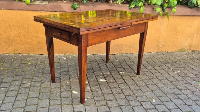 Antique 19th-century extendable table with spindle legs
