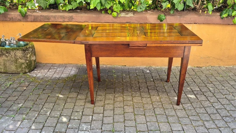 Antique 19th-century extendable table with spindle legs