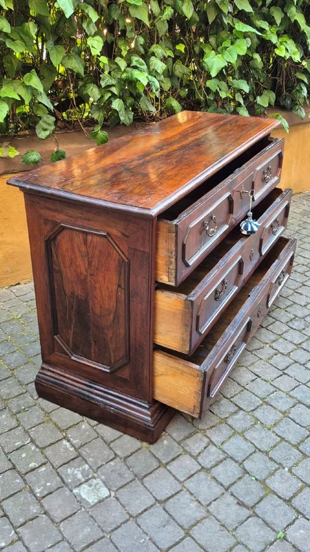 Commode à tiroirs ancienne de Reggio, datant du XVIIe siècle