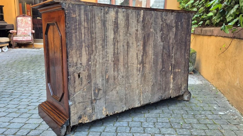 Commode à tiroirs ancienne de Reggio, datant du XVIIe siècle