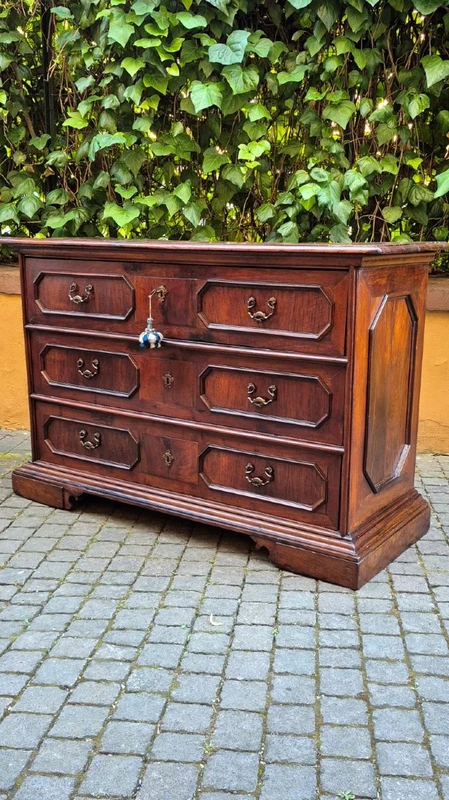 Commode à tiroirs ancienne de Reggio, datant du XVIIe siècle