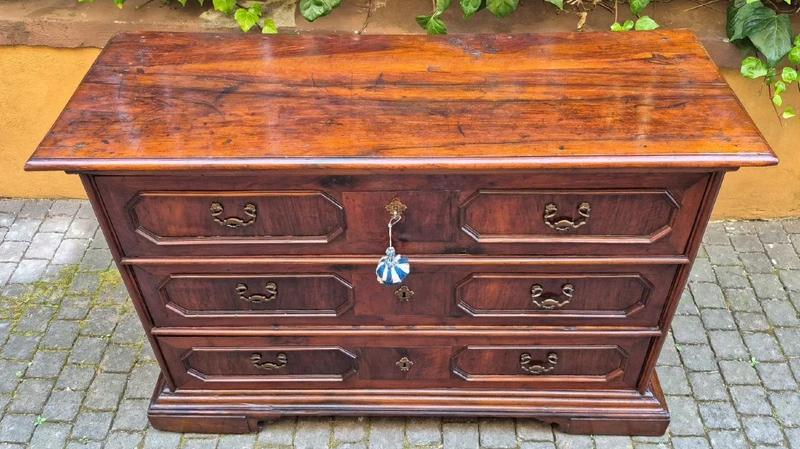 Commode à tiroirs ancienne de Reggio, datant du XVIIe siècle