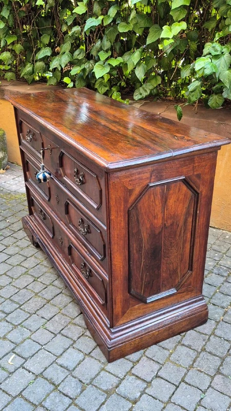 Commode à tiroirs ancienne de Reggio, datant du XVIIe siècle
