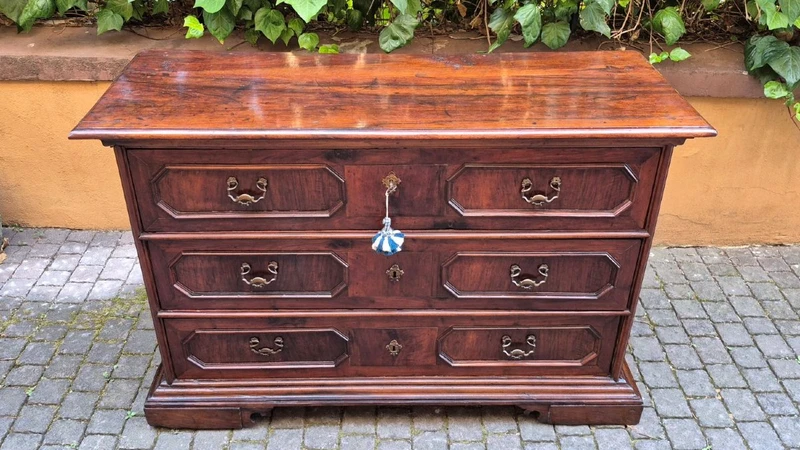 Commode à tiroirs ancienne de Reggio, datant du XVIIe siècle
