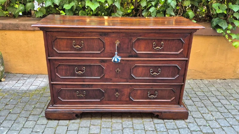 Commode à tiroirs ancienne de Reggio, datant du XVIIe siècle