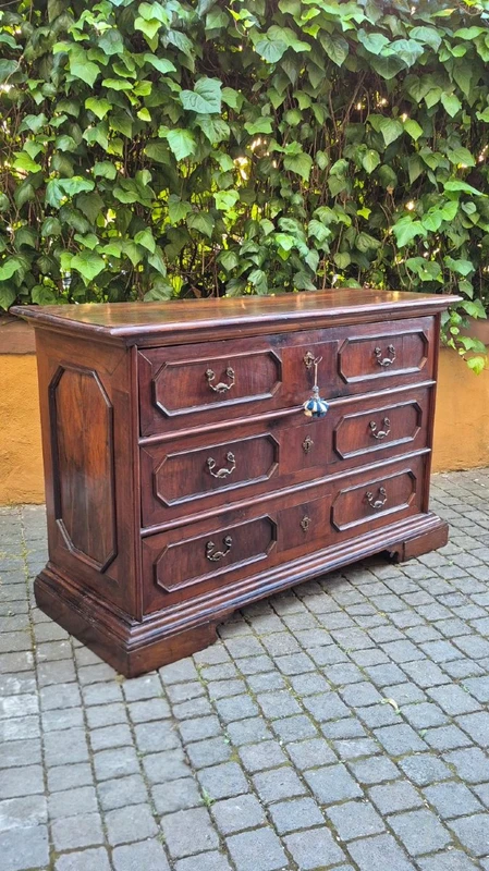 Commode à tiroirs ancienne de Reggio, datant du XVIIe siècle