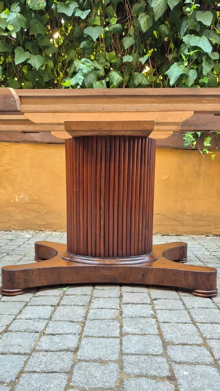 Antique extendable oval table from the Emilia region, Empire style