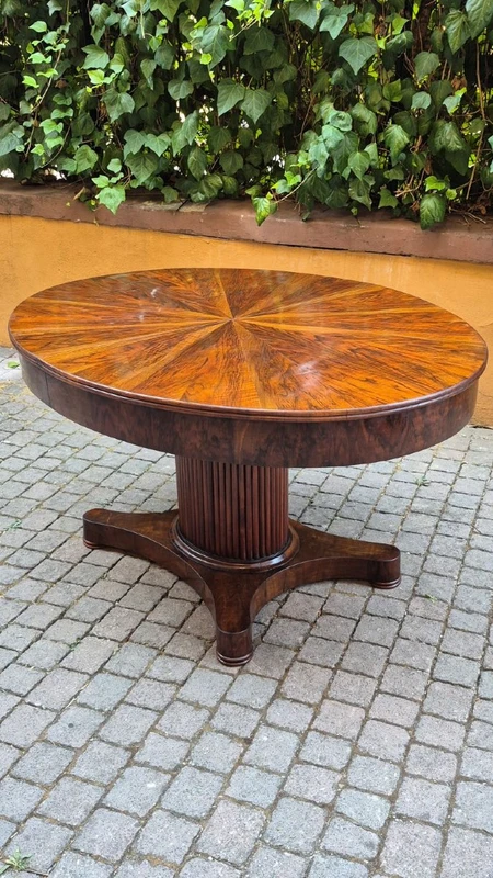Antique extendable oval table from the Emilia region, Empire style