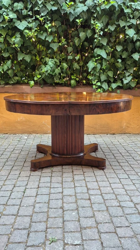 Antique extendable oval table from the Emilia region, Empire style