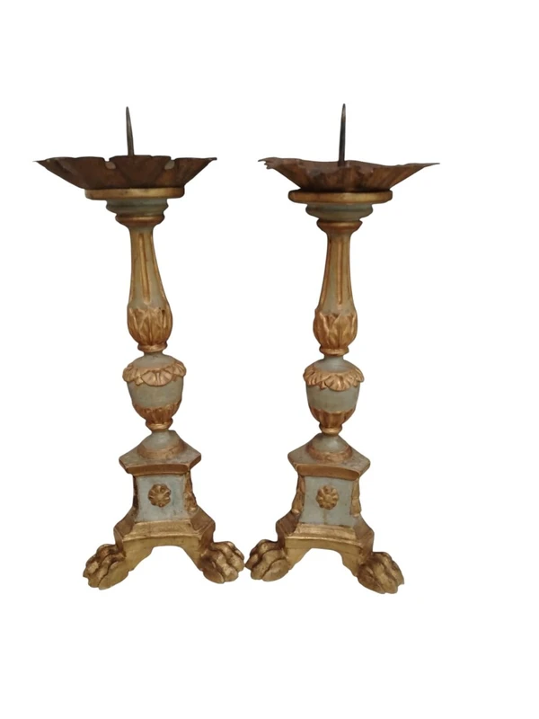Coppia Candelieri antichi in legno  intagliato  con decorazioni a foglia d'acanto