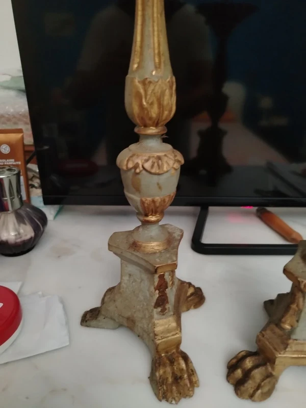 Coppia Candelieri antichi in legno  intagliato  con decorazioni a foglia d'acanto