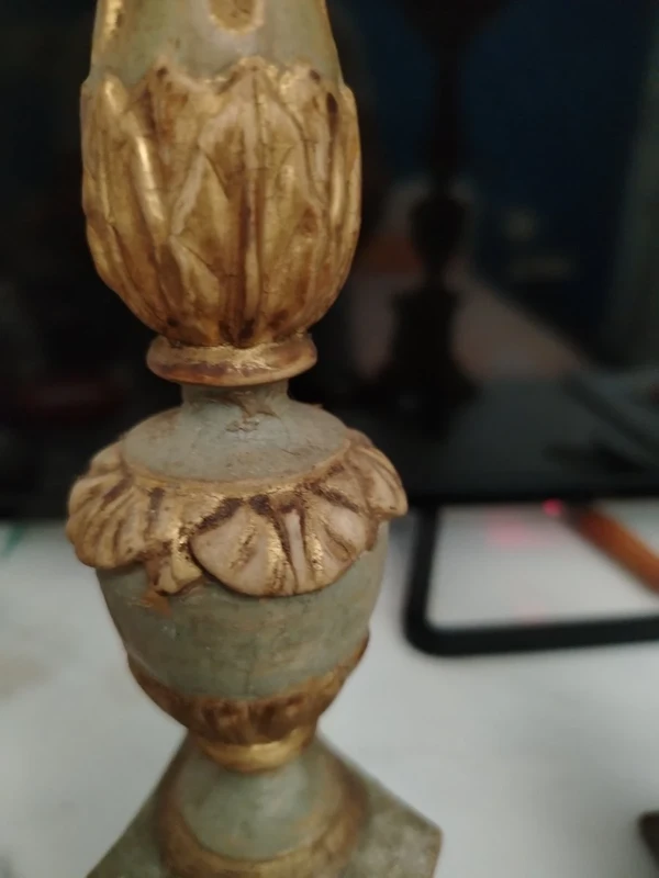 Coppia Candelieri antichi in legno  intagliato  con decorazioni a foglia d'acanto