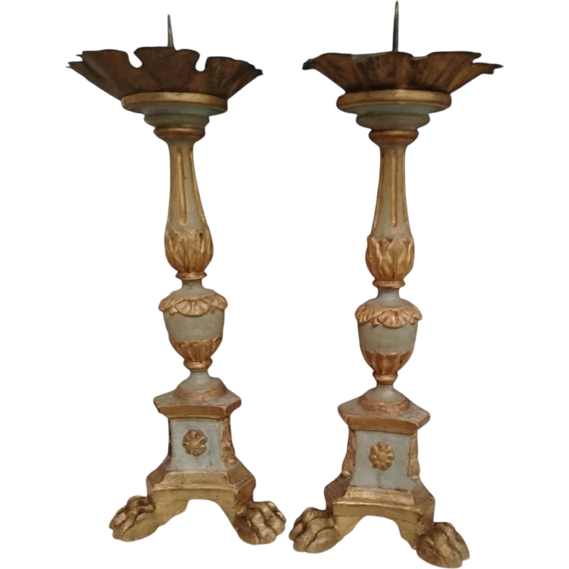 Coppia Candelieri antichi in legno  intagliato  con decorazioni a foglia d'acanto