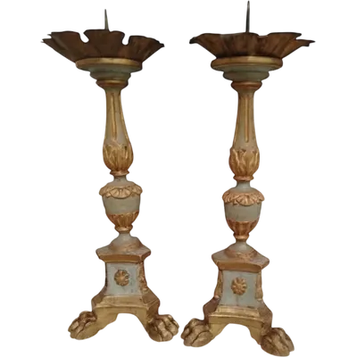 Coppia Candelieri antichi in legno  intagliato  con decorazioni a foglia d'acanto