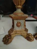 Coppia Candelieri antichi in legno  intagliato  con decorazioni a foglia d'acanto
