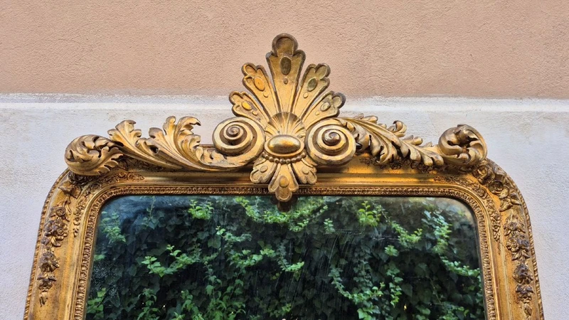 Grand miroir ancien doré du XIXe siècle avec corniche