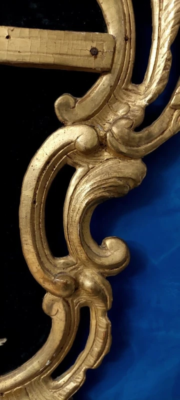 Antico cornice con crocifisso, in legno  intagliato e dorato, XVIII secolo