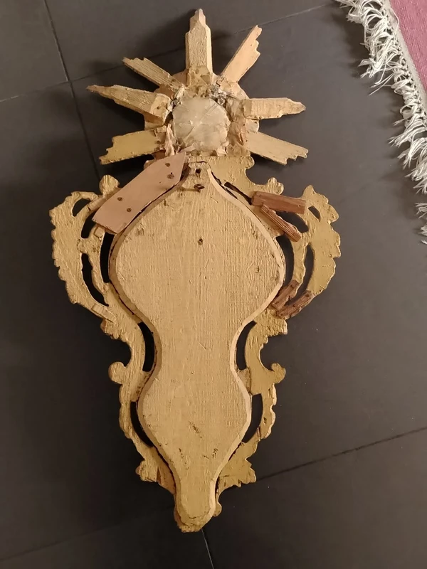 Antico cornice con crocifisso, in legno  intagliato e dorato, XVIII secolo