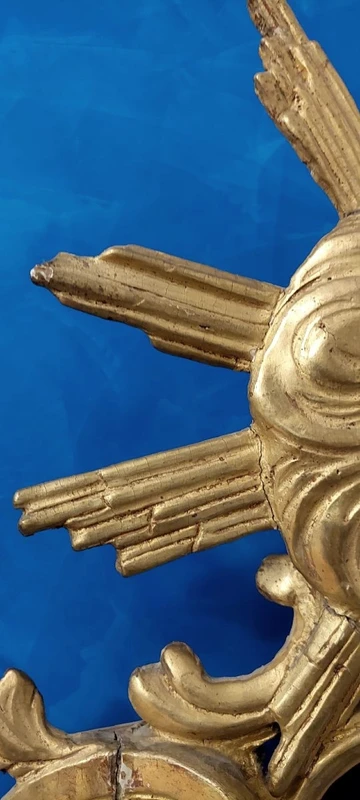 Antico cornice con crocifisso, in legno  intagliato e dorato, XVIII secolo